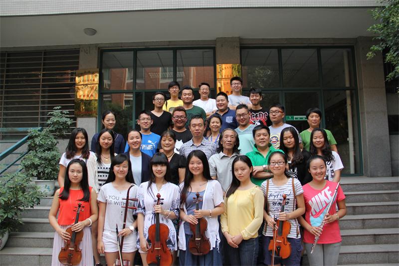 郑州市回民中学乐团2014届毕业生重返母校，与昔日老师忆谈过往，畅聊未来。