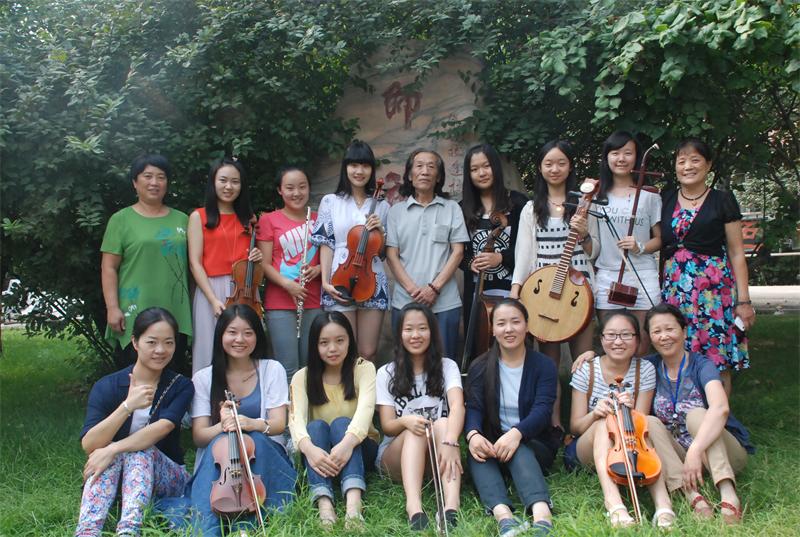 郑州市回民中学乐团2014届毕业生重返母校，与昔日老师忆谈过往，畅聊未来。