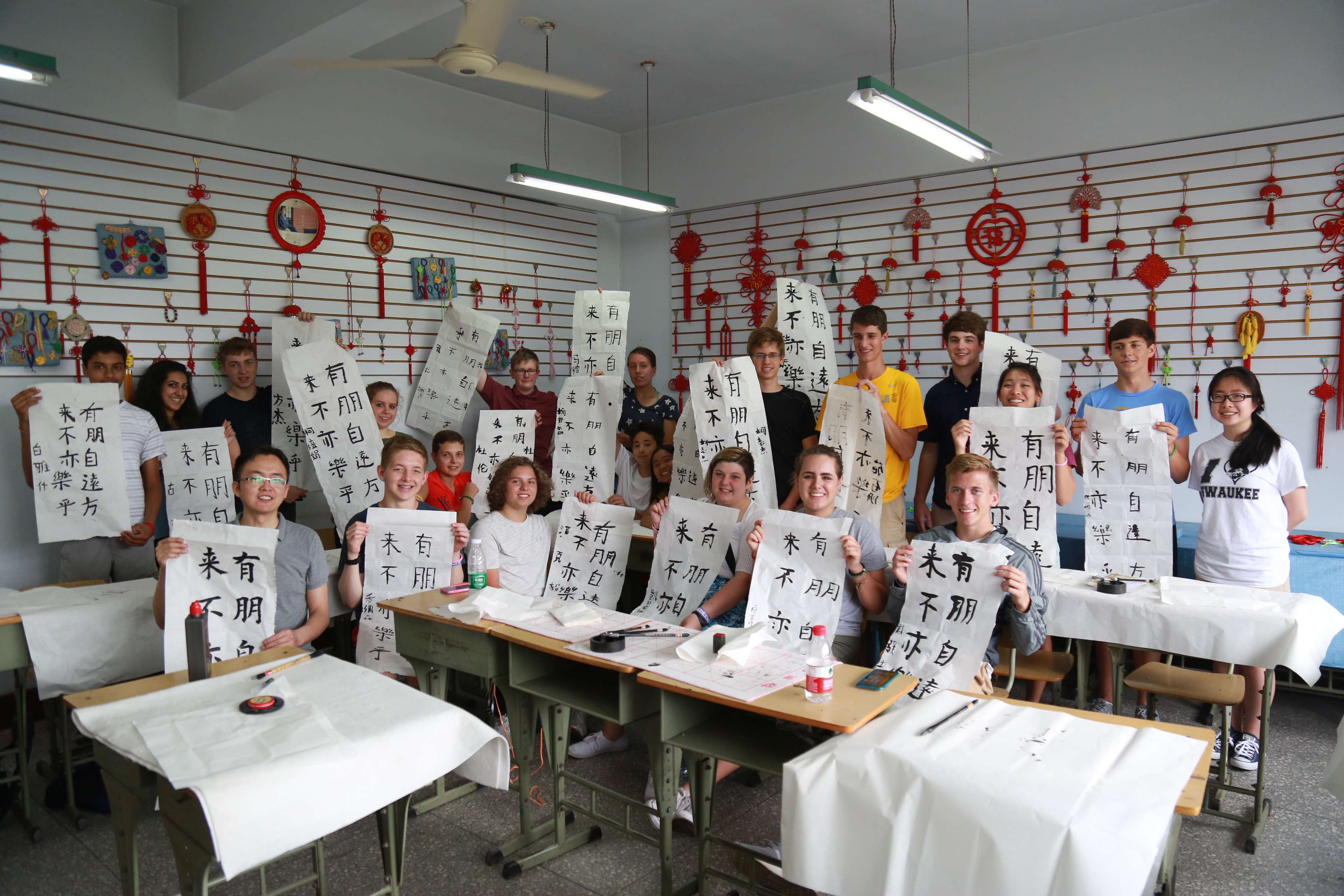 美国威斯康星州皮沃基高中来访郑州回中，体验中国传统文化课堂