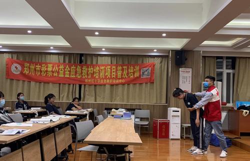 郑州红十字应急救护培训中心老师进行气管异物急救演示
