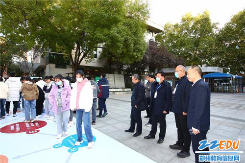 07督导组实地查看学生社团活动