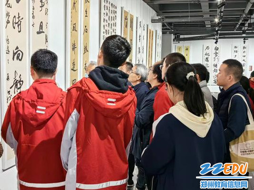 03同学们专心观展 聆听专家讲解